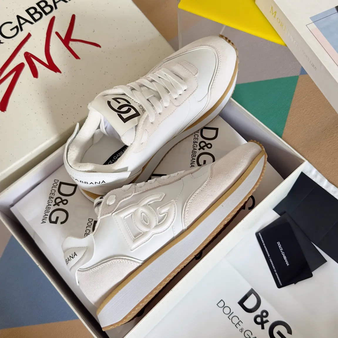 Factory P440💰D&G's latest Cushion series casual sports shoes, dad shoes, running shoes, original purchase and development, production, handmade, but always looking to the future. The new Cushion sneakers feature a two-tone suede upper accented by a mesh contrasting printed DG cross logo on the side. The lightweight, grippy rubber outsole adopts an innovative design to provide excellent performance, and the jacquard label adds timeless style. Exquisite packaging at the delivery counter🛍📦 ▪️ Fabric: Original custom-made first-layer cowhide ▪️ Lining: Original custom-made breathable towel lining ▪️ Sole: Original open-molded rubber material ▪️ Bottom thickness: 3.5CM ▪️ Size: Men's 38-45